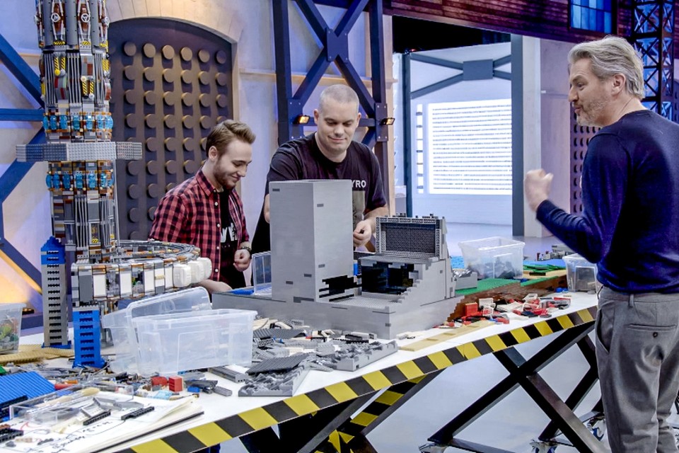 Corneel (rechts) en Bjorn (links) strijden zaterdagavond om de titel van Lego master. 