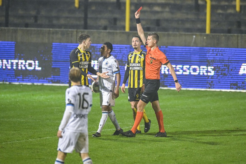 De rode kaart voor thuisspeler Delorge deed de wedstrijd kantelen.