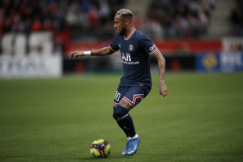 Door een clausule in zijn contract is Neymar nog voor vijf seizoenen verbonden aan PSG 