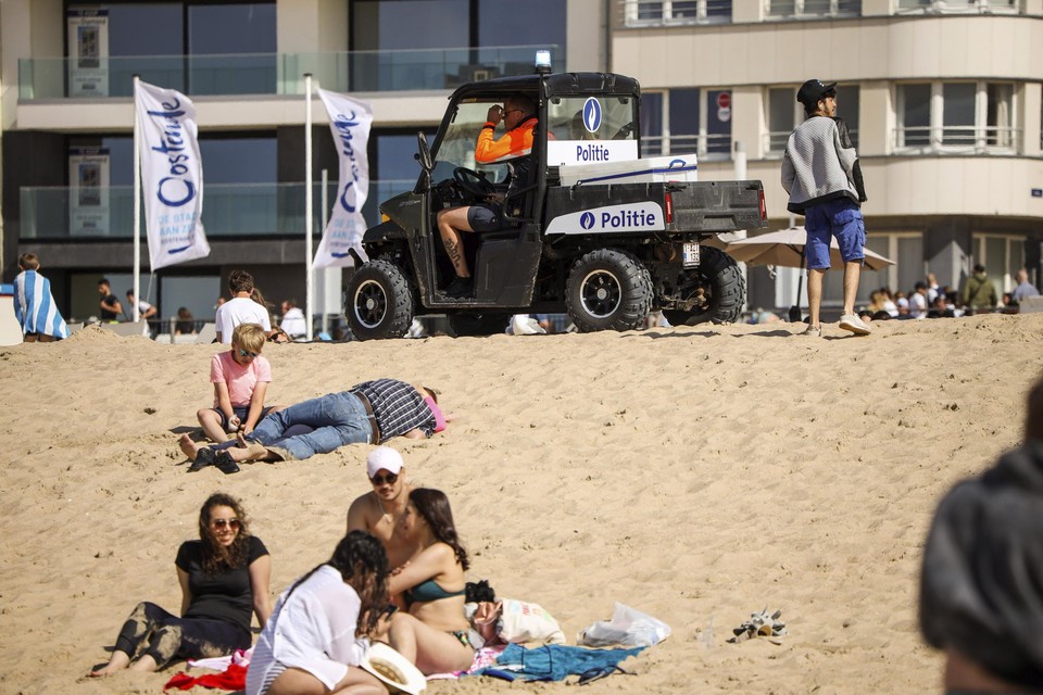 Politie houdt een oogje in het zeil op het strand van Oostende (archiefbeeld)  