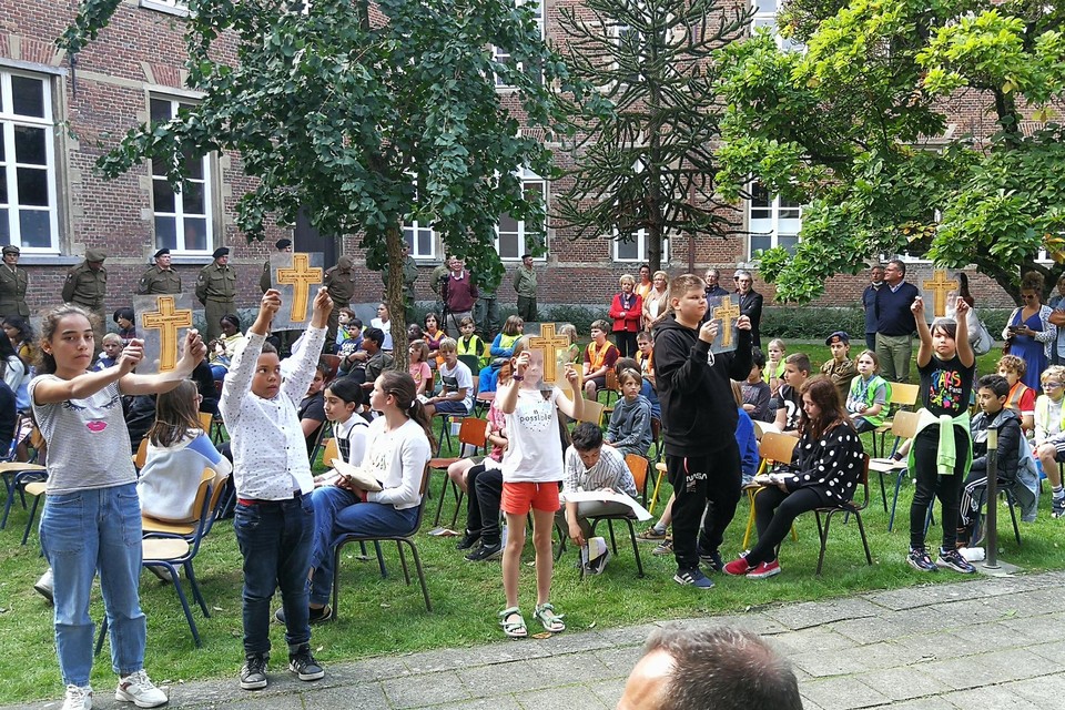 De vijfdejaars van (W)Onderwijs herdenken met kruisjes de zes weeskinderen die enkele dagen voor de Bevrijding door een Britse granaat omkwamen.