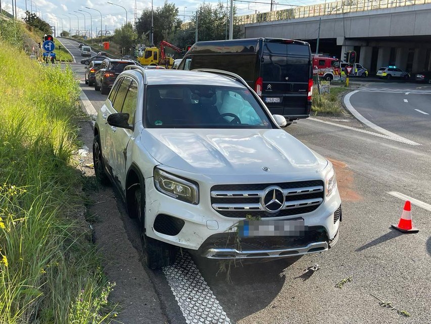 De bestuurder heeft de witte Mercedes met Duitse nummerplaat achtergelaten en is op de vlucht geslagen.