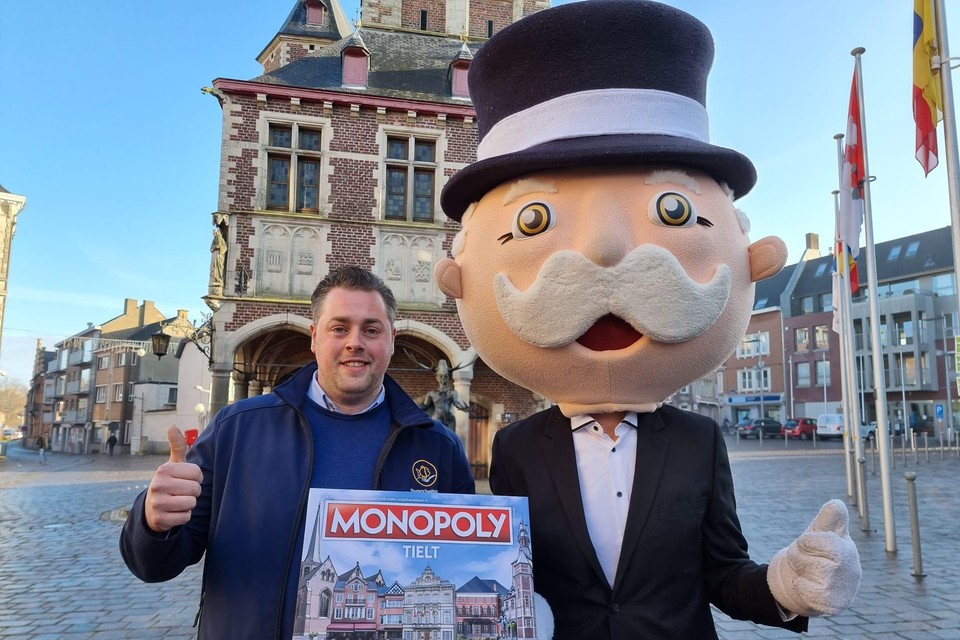 Pieter Baesen toont trots de doos van de Tieltse Monopoly, die hij ontwikkelt ten voordele van het kinderziekenhuis. 