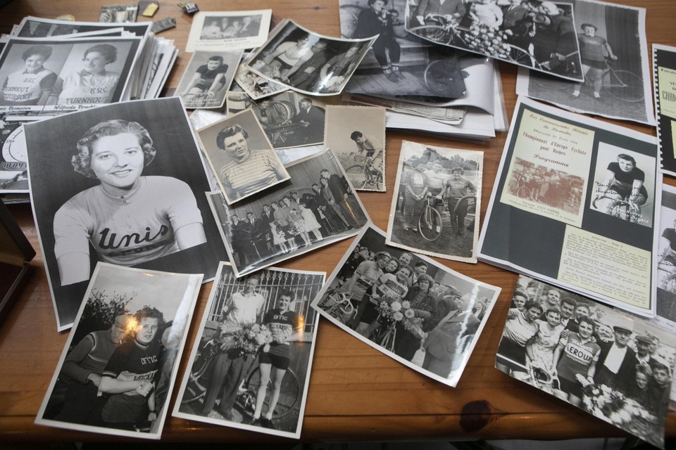 Honderden foto’s van Victoire uit haar wielercarrière lagen op de tafels in Bar Padel te pronken. 