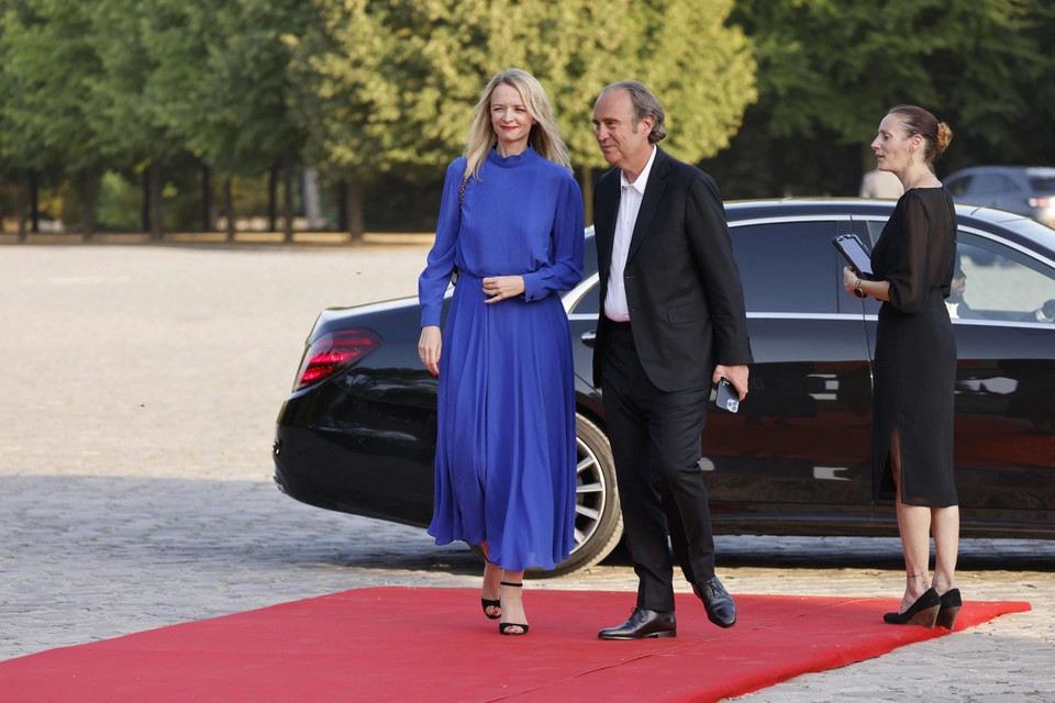Rijkste man ter wereld Bernard Arnault stoomt zijn dochter