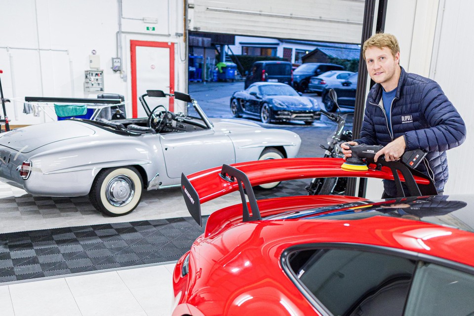 Je kan er niet zomaar binnenrijden en een schoonmaakbeurt kost minstens 70  euro. Toch schuiven klanten aan bij deze ‘car spa’