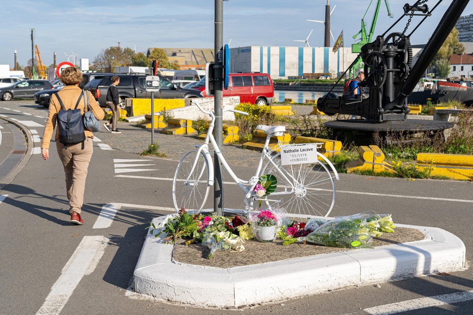 Op de plaats van het ongeval aan Dok-Noord staat een witte fiets ter herdenking aan Nathalie