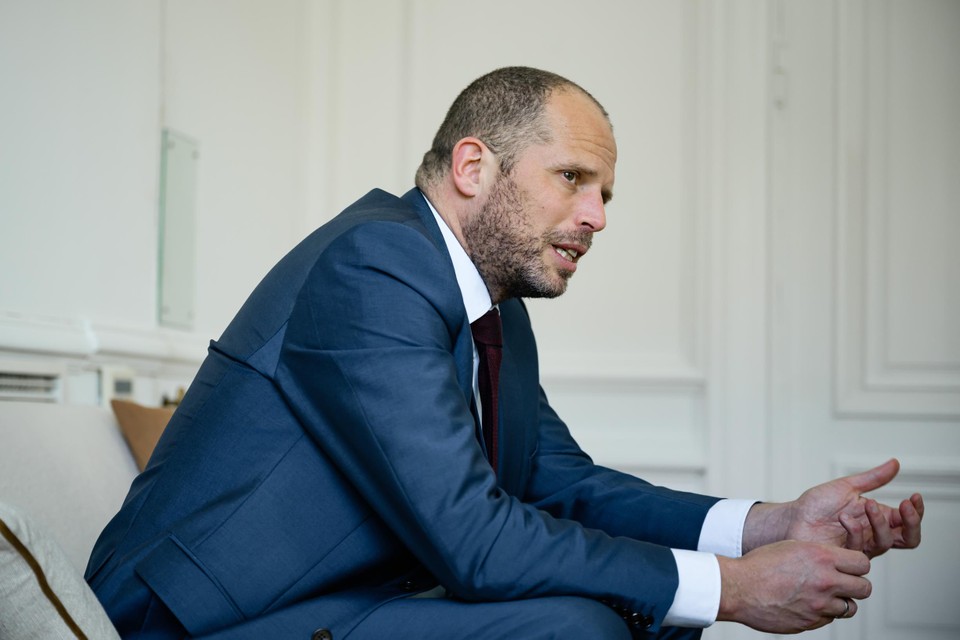 Defense Minister Theo Francken (N-VA) will go to the Audi site in Vorst next week to see if military production is possible.