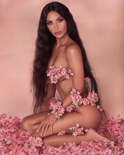 Kim Kardashian stelt nieuwe collectie make-up voor en draagt alleen maar bloemen | Het Nieuwsblad Mobile