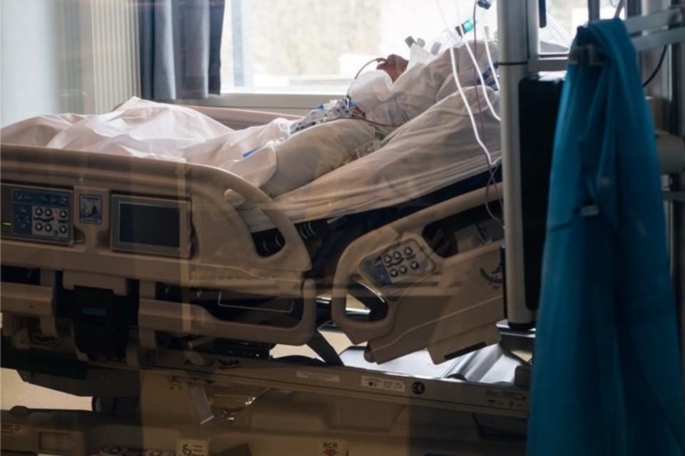 Besmette patiënten belanden meestal pas na twee weken op intensieve zorg (foto: het ziekenhuis Mont-Go­dinne in Namen). Dat is laat om te weten of het de goede of slechte richting uitgaat. 