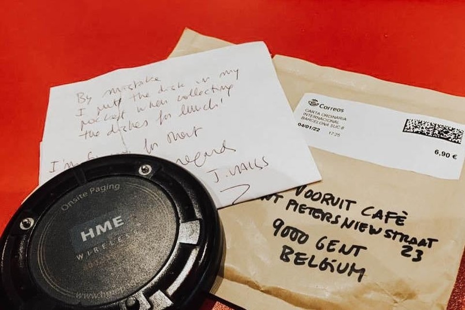 Dit pakje zat woensdag in de bus bij Café Vooruit. 