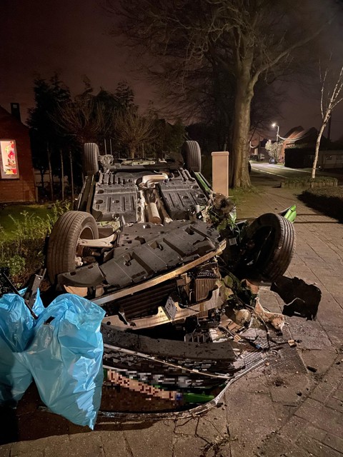 De auto ligt zwaar gehavend op zijn dak op het kruispunt van Hofeinde met Berkenmei en Oude Baan in Vosselaar.