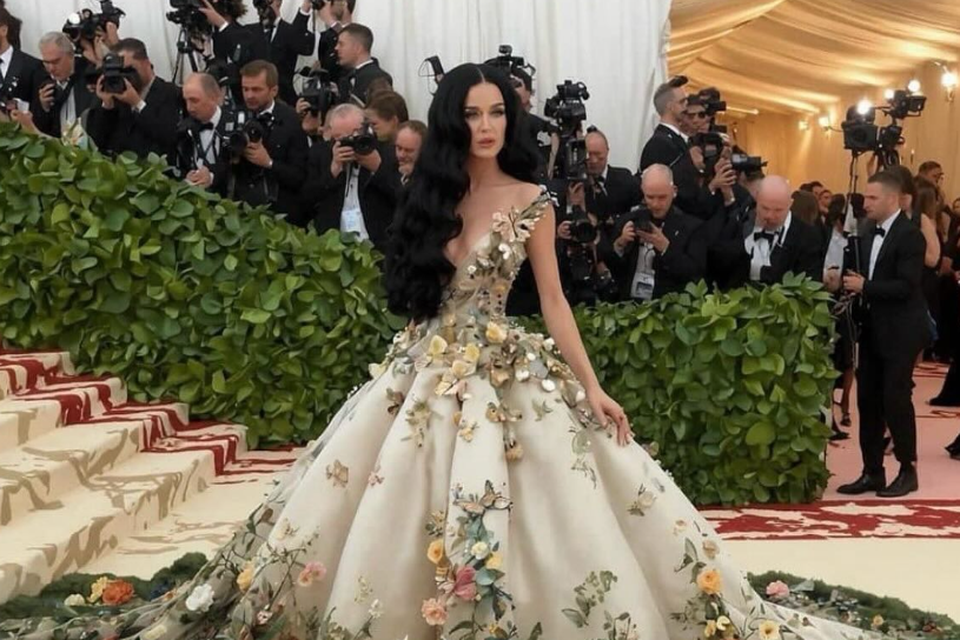 Dit AI-gegenereerde beeld van Katy Perry op het Met Gala doet op sociale media de ronde, maar de zangeres was helemaal niet aanwezig.