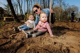 thumbnail: Onder de vele vrijwilligers, de tweelingzusjes Mara en Malou (1,5 jaar) die met mama Justina ook hun boompje planten in het stiltebos.