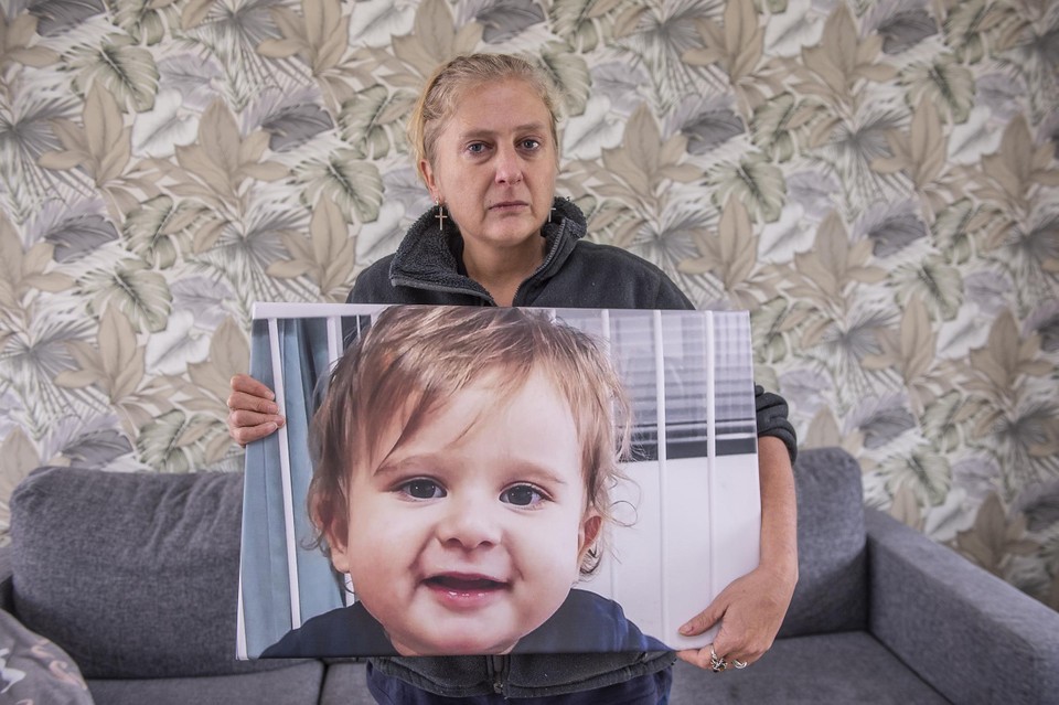 De moeder van Dean met een foto van haar (inmiddels dood teruggevonden) zoontje. 