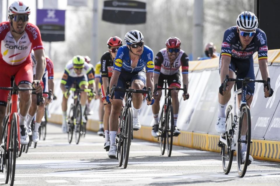 Yves Lampaert (m.) hoopt op een Ronde zonder pech voor hem.