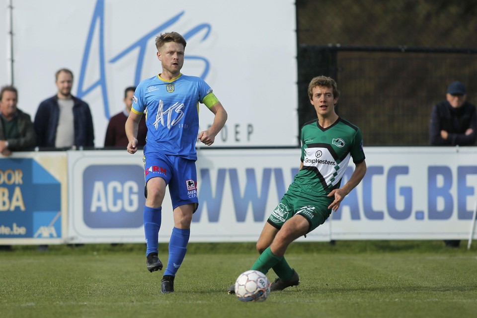 KFC Merelbeke - KVV Zelzate: Roy Bultheel komt te laat om de bal van bezoeker Flories Criel te onderschepen.