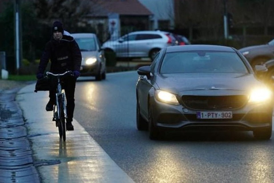 De beruchte gewestweg in Drongen is erg onveilig voor de vele jongeren die naar school fietsen: er zijn geen fietspaden. 
