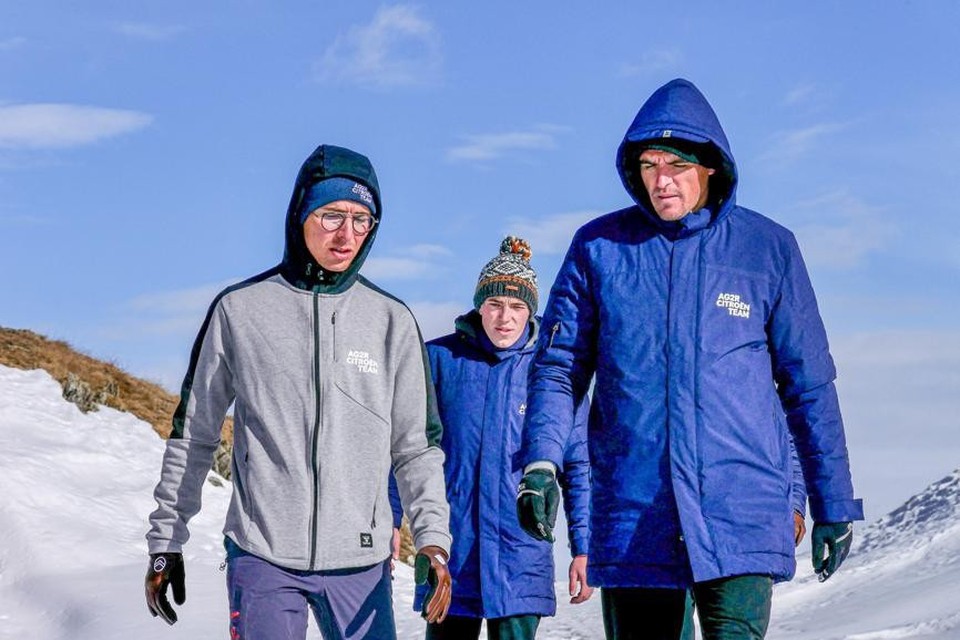 Greg Van Avermaet tijdens een sneeuwwandeling met ploegmaats Stan Dewulf en Benoît Cosnefroy (links). “Ik voel dat ik nog kan schitteren.”  
