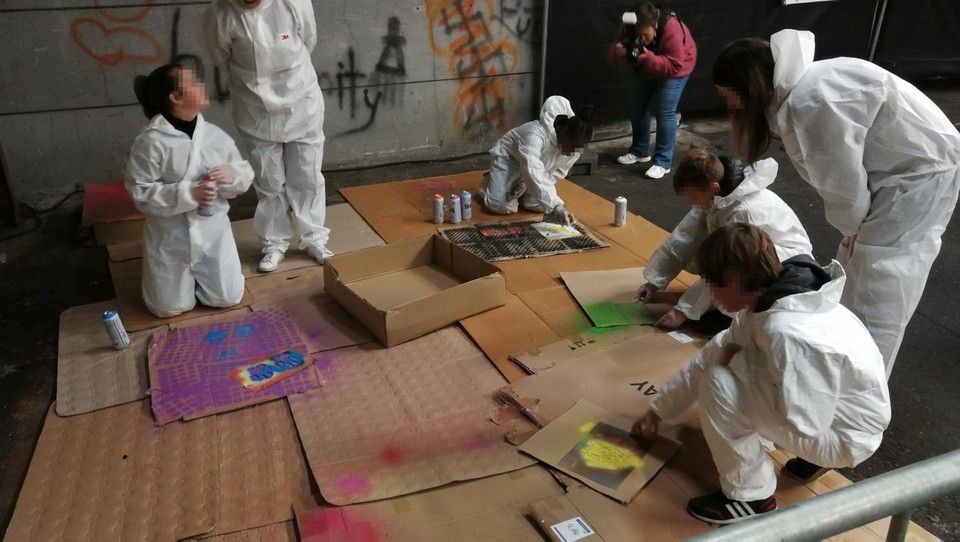 De jongeren van de jeugdafdeling van het OPZ en van de instelling voor bijzondere jeugdzorg De Waaiburg leren met spuitbussen en sjablonen straatkunst te maken. 