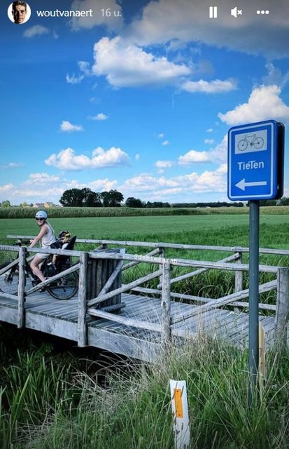 Ook Wout van Aert deelde een foto van het bordje aan de brug op zijn Instagrampagina. 