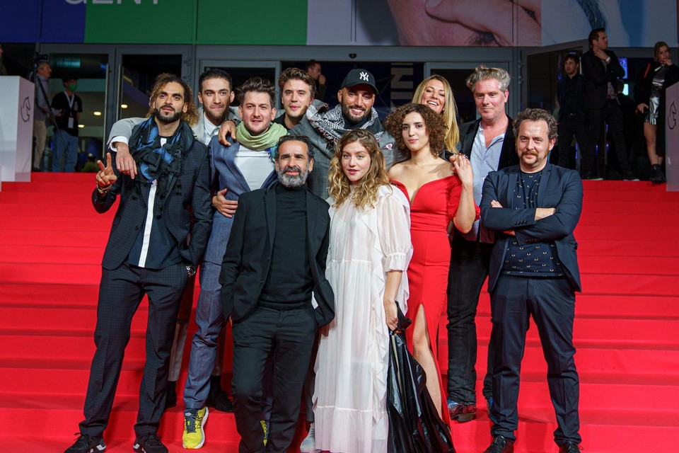 De cast en crew van ‘Grond’. Dinsdag op tv, binnenkort ook aan uw muur?
