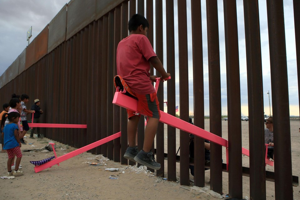 Mexicaanse en Amerikaanse families spelen aan de Mexicaanse grens met de Verenigde Staten in Ciudad Juarzez op 28 juli 2019. 