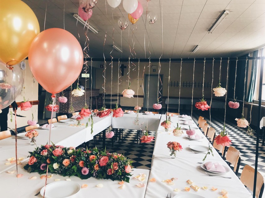 Bloemendecoratie van Tout en Fleurs op en feestje. De ballonnen verzorgt Davina dan ook meteen in bijpassende kleuren. 