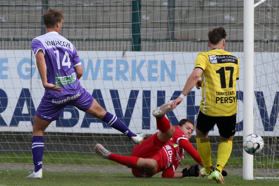 Benoit Degruyter houdt thuisspeler Charles Noppe van een goal.