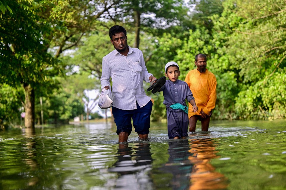 De hevige regen veroorzaakt overstromingen in Bangladesh.