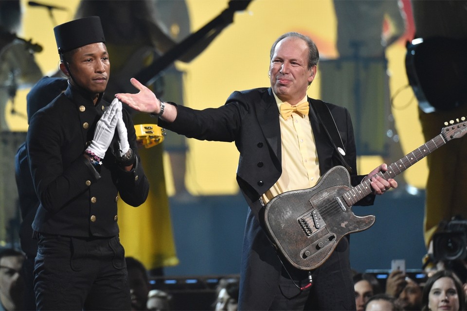 Hans Zimmer (met gitaar), hier naast Pharrell Williams tijdens de Grammy Awards in 2015, moet ervoor zorgen dat elektrisch rijden met een BMW – letterlijk – als (film)muziek in de oren klinkt. 