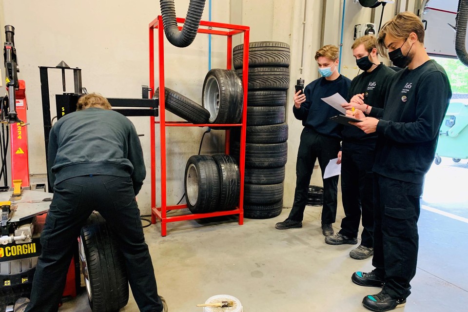 In plaats van de docent, zijn het de studenten die het examen afnemen