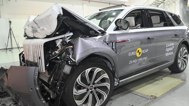 At the Hongqi E-HS9 a small crack was found in the driver's aircraft after the test.