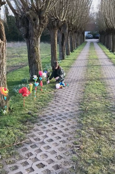 Ondertussen wordt zijn oprijlaan vol met papieren bloemen gezet door kinderen, een beetje het symbool van de kust.