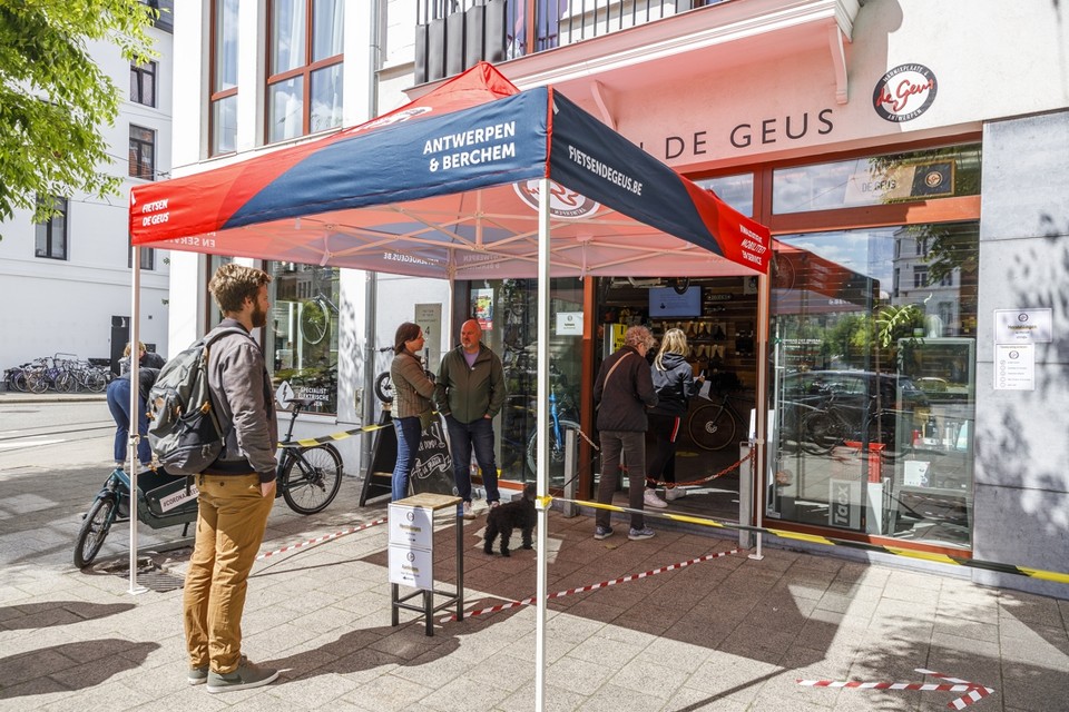 Aanschuiven bij de heropening van fietswinkel De Geus aan de Marnixplaats in Antwerpen. 