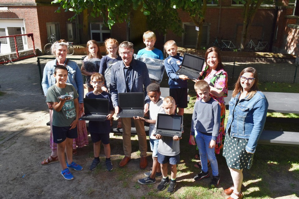 Schepen Philippe De Coene en zijn medewerkers overhandigden woensdag opnieuw laptops, deze keer aan basisscholen uit het bijzonder onderwijs.
