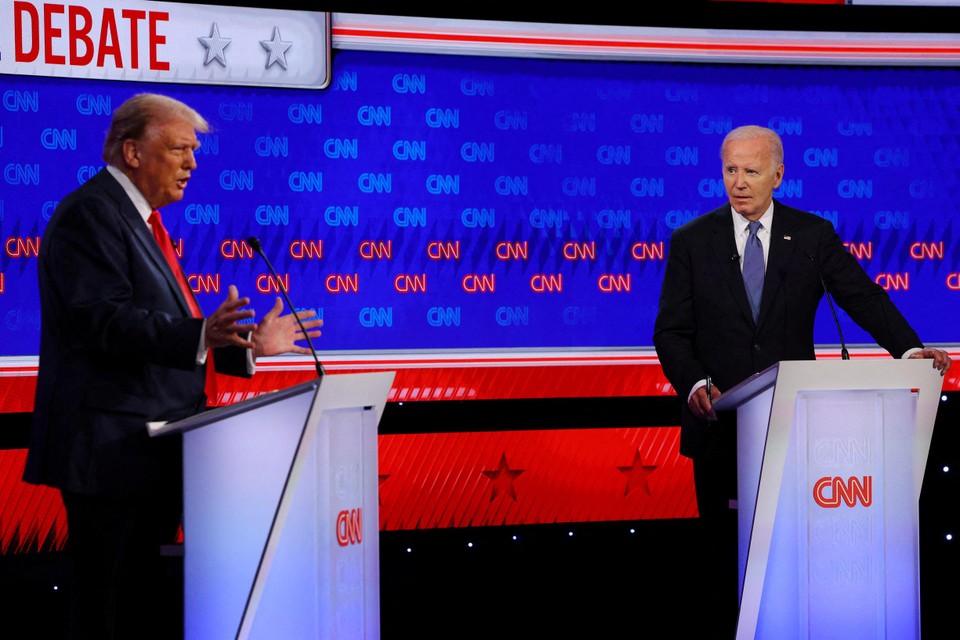 Trump en Biden tijdens hun eerste rechtstreekse debat tijdens de campagne. Het bleek de doodsteek voor Biden.