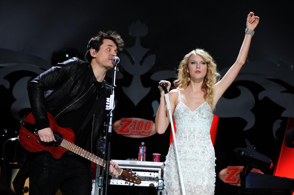 Mayer en Swift tijden Jingle Ball op Madison Square in 2009