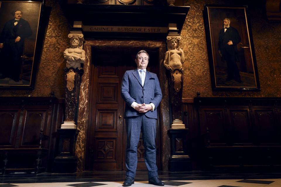 De burgemeester voor de indrukwekkende deur naar zijn kabinet: “Mijn hart ligt in Antwerpen.” 