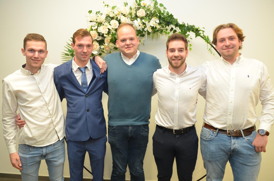Aan de verkiezing van Eierboer nemen vijf kandidaten deel. Dat zijn Glenn De Visscher (26), Sven Van Poucke (27), Len Van den Berghe (24), Jens De Paepe (24) en Arthur Degezelle (29).