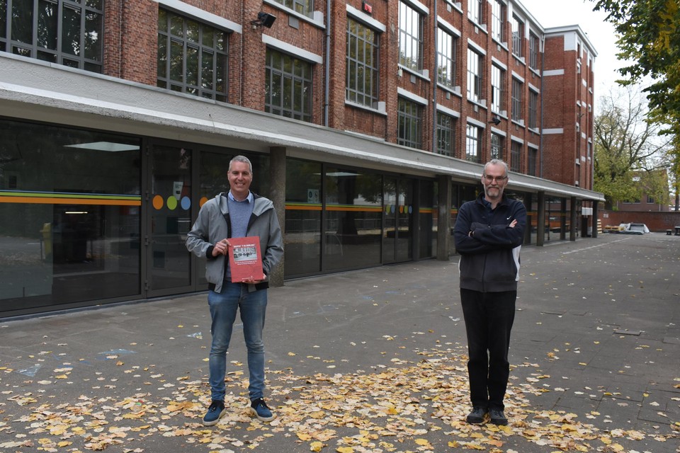 Auteurs Steven Gorts en Carl Rijmen op de speelplaats van het Sint-Jan Berchmanscollege. 