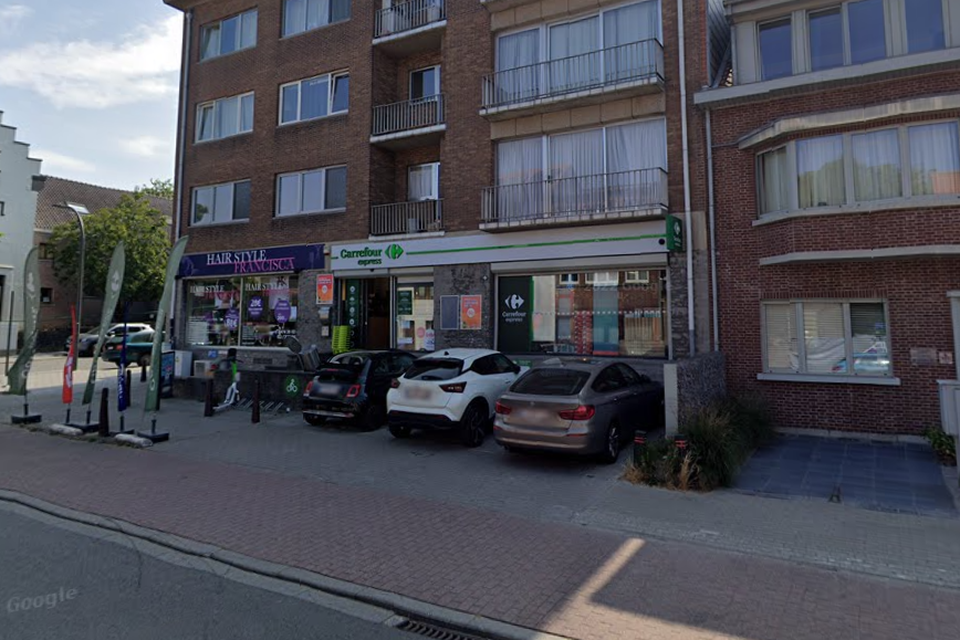 De Carrefour Express op de Dezangrélaan werd vrijdagavond overvallen door een gewapende man.