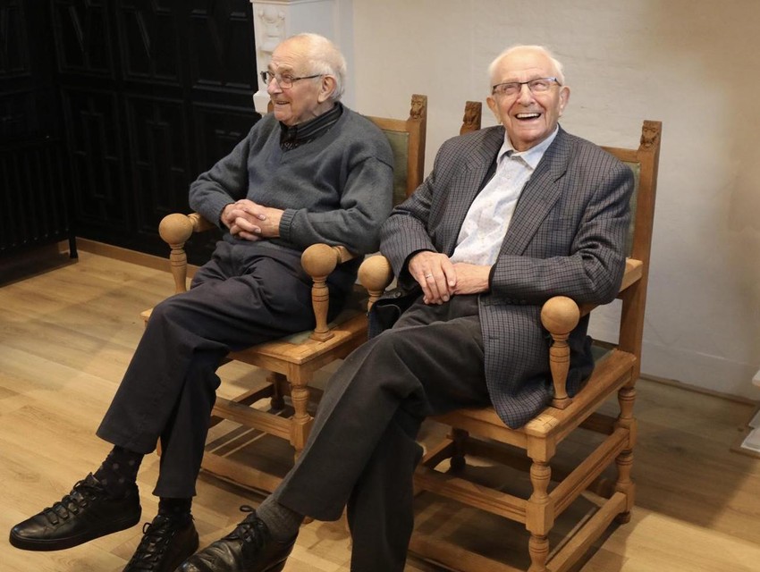 De twee 95-jarigen genoten zichtbaar van de verrassing. 