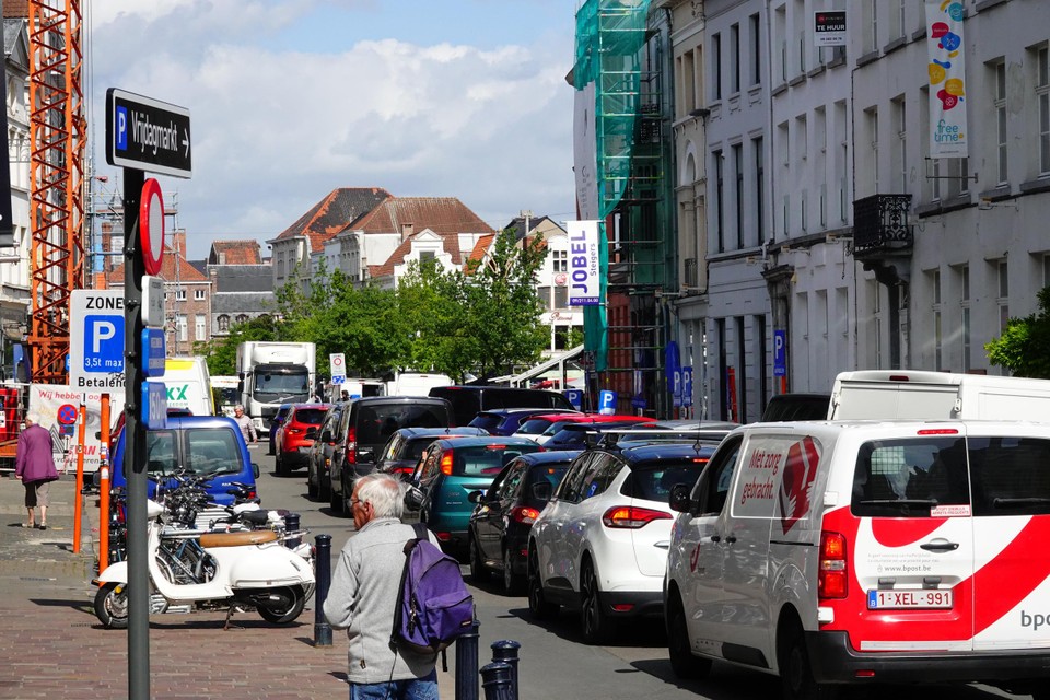 De kern van de file: auto’s die onder de Vrijdagmarkt willen parkeren. De Kammerstraat was rond 11 uur één lange rij. 