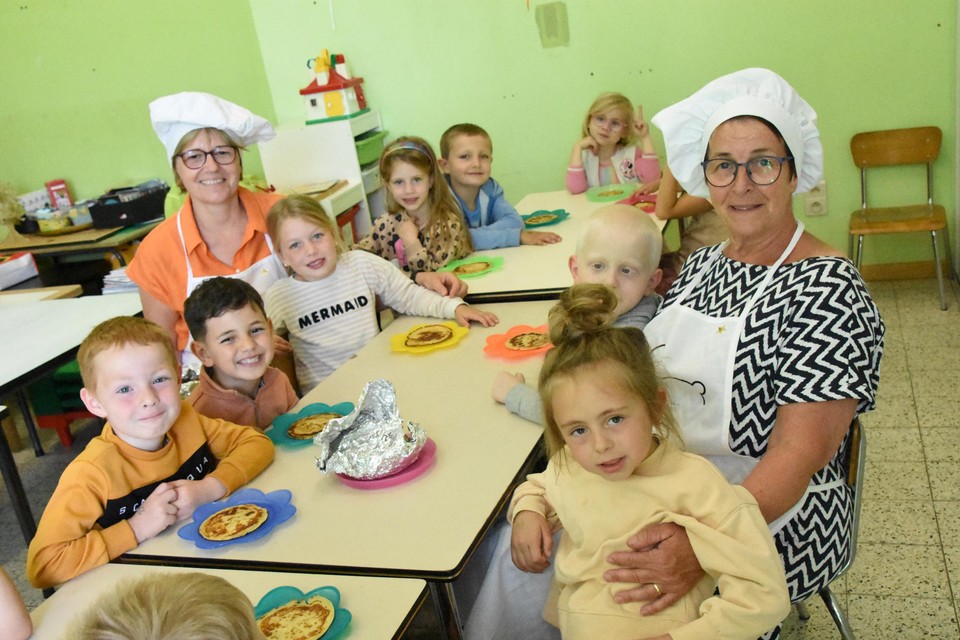 Juf Marleen (rechts) en juf Ann (links) bakten pannenkoeken voor alle kleuters van de Don Boscoschool om hun pensioen te vieren.