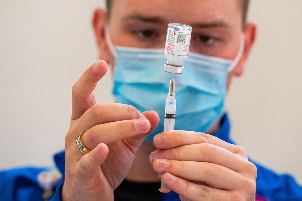 “De uitnodigingen voor derde prikken die vanaf volgende week dinsdag vertrekken, zijn enkel nog met Moderna”, zegt Zorg en Gezondheid.
