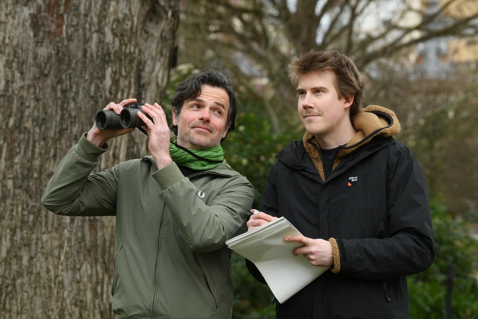 Onderzoekers Philippe Helsen (met verrekijker) en Jonas Verspeek blijven verwonderd naar de natuur kijken.