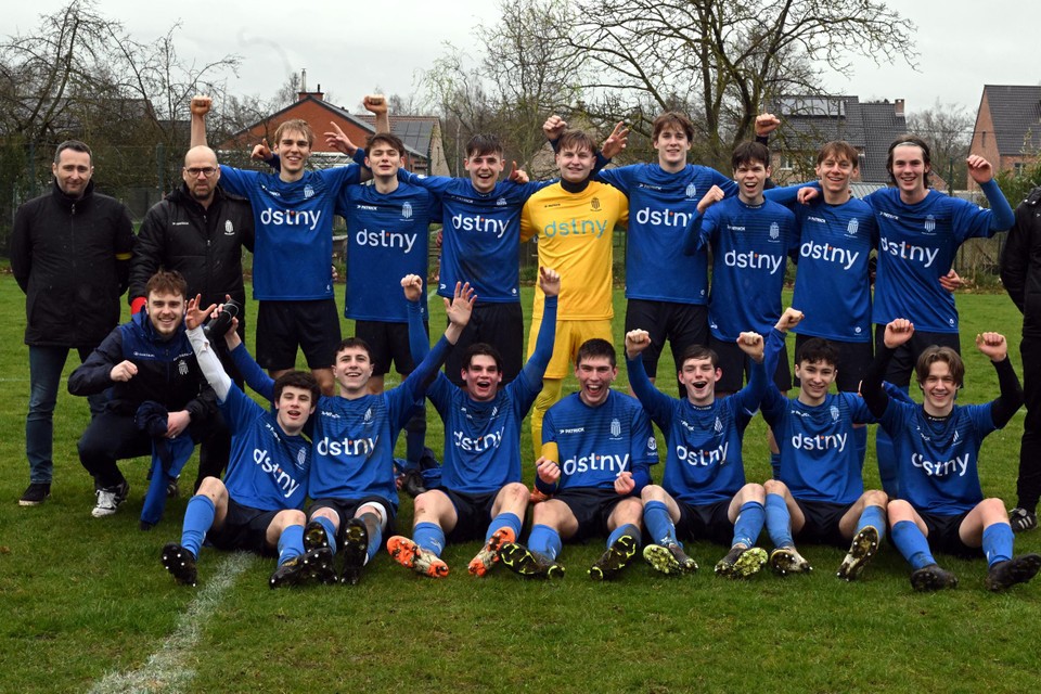 Het jonge team van Wijgmaal B speelde kampioen op het veld van Wezemaal en zette hun feestje verder in de eigen kantine.