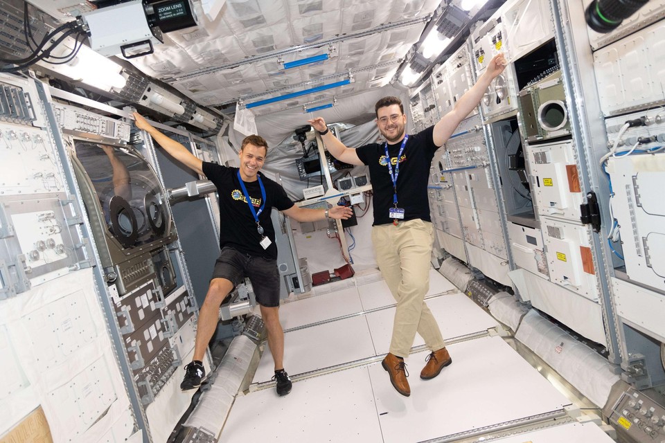 Sam Bammens (links) en Jeffrey Gorissen in een replica van het internationaal ruimtestation ISS in het ESA-hoofdkwartier.