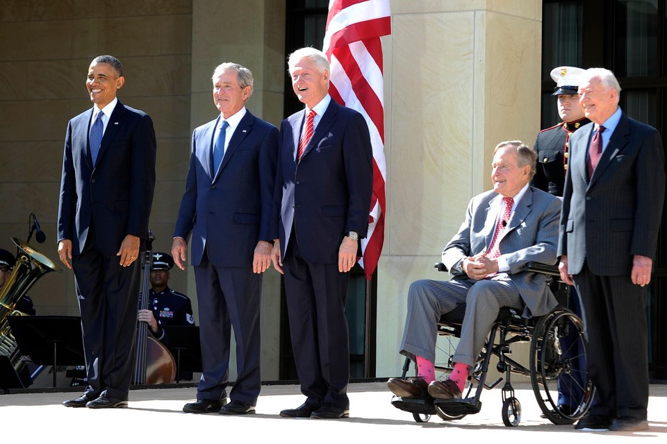 De vier nog overlevende presidenten en George H. Bush (in de rolstoel) die ondertussen overleden is 